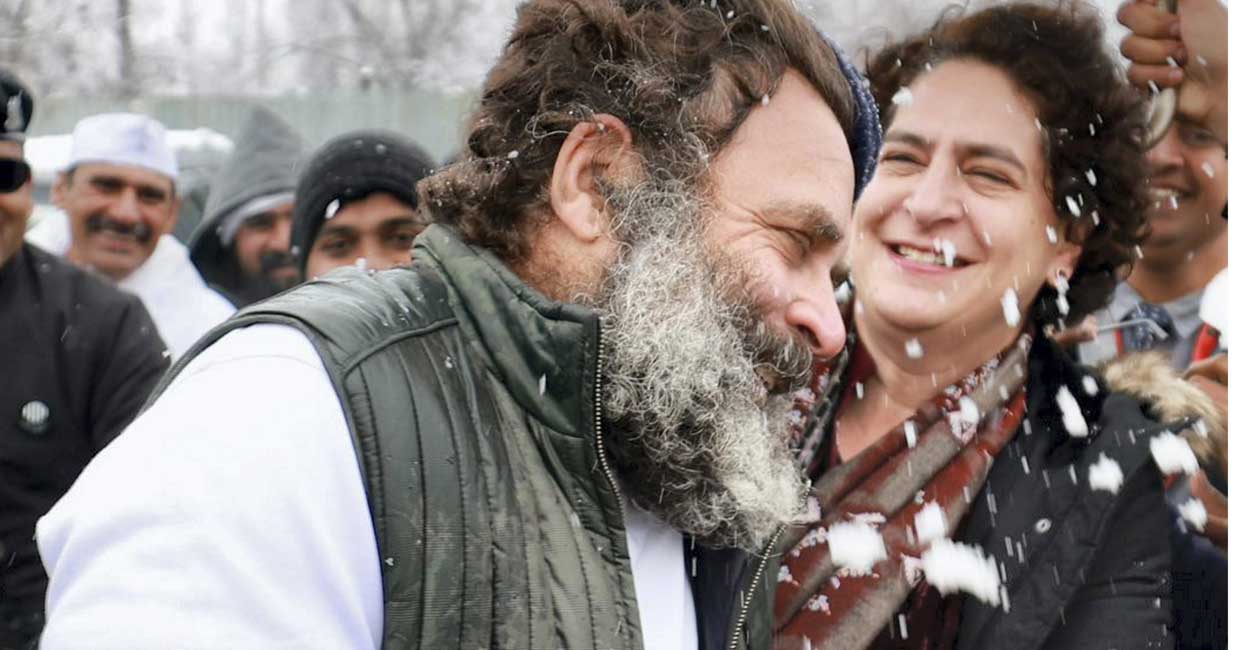 Congress leaders Rahul Gandhi and Priyanka Gandhi play with snow at the 'Bharat Jodo Yatra' camp site in Srinagar, Monday, Jan. 30, 2023. Photo: Twitter/@rahulgandhi
