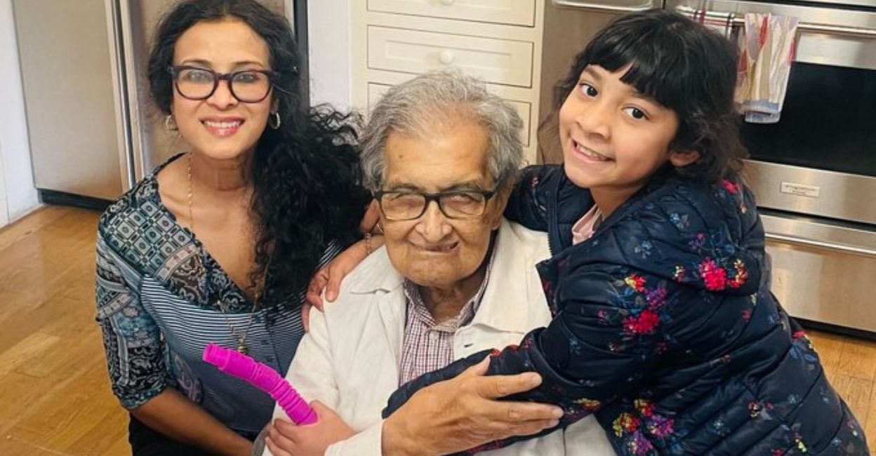 Amartya Sen Sen (centre) with his daughter Nandana Sen (left). Photo: X/@nandanadevsen