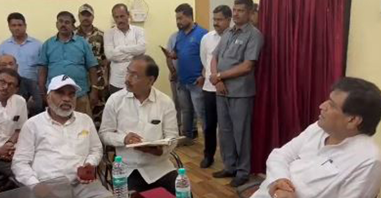 Congress leader Ashok Chavan visits Dr. Shankarrao Chavan Medical College and Hospital in Nanded where around 24 people died due to various ailments. Photo: Twitter/ Ashok Chavan