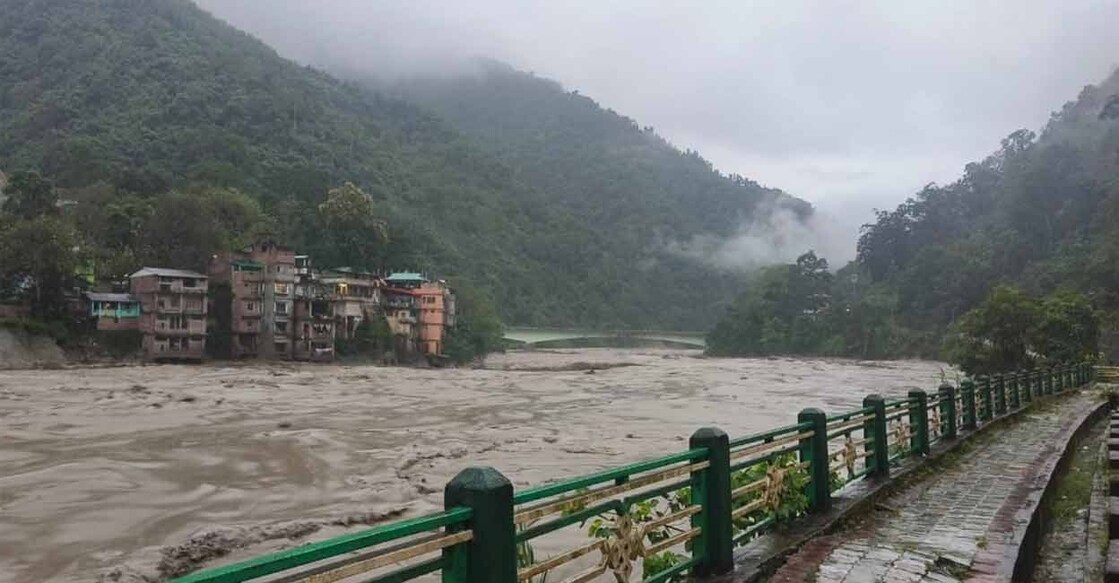 A flash flood occurred in Teesta River in Lachen Valley after a sudden cloud burst over Lhonak Lake in North Sikkim. Photo: X/ANI
