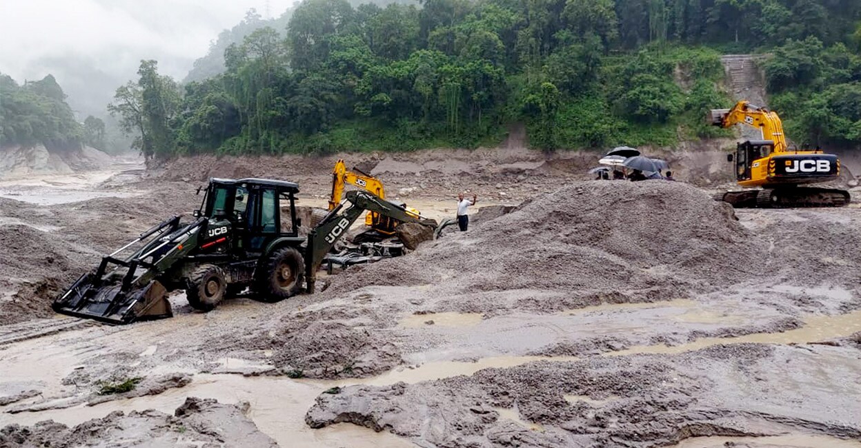 sikkim-flash-flood-add-2 Indian Army personnel during restoration work after flash floods in North Sikkim district on Thursday. Photo: PTI