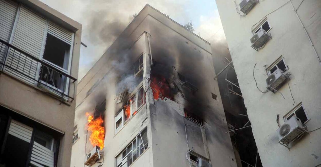 ISRAEL-PALESTINIANS A building is ablaze following rocket attacks from the Gaza Strip, in Tel Aviv, Israel October 7, 2023. Photo: REUTERS/Itai Ron