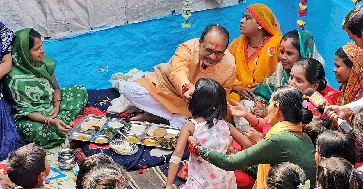 PTI11_16_2023_000155B Madhya Pradesh Chief Minister Shivraj Singh Chauhan visits a slum during his campaign on Thursday. Photo: PTI