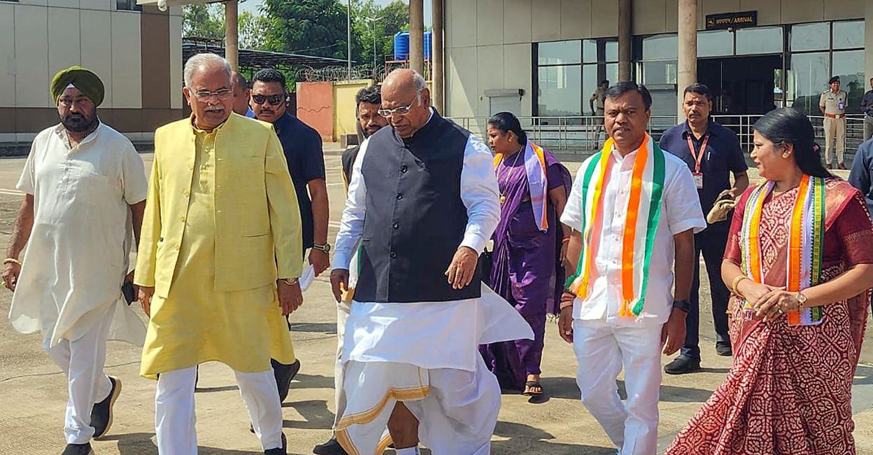 Untitled design - 1 Congress President Mallikarjun Kharge being received by Chhattisgarh Chief Minister Bhupesh Baghel and State Congress President Deepak Baij upon his arrival at Maa Danteshwari Airport, in Jagdalpur, Bastar district on Wednesday. Photo: PTI