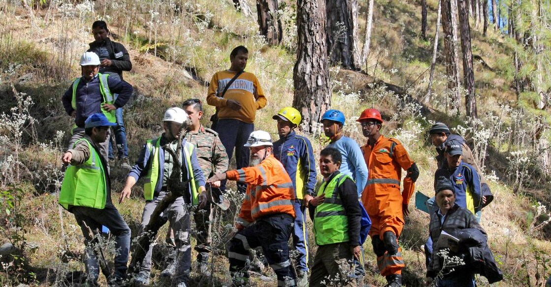 Independent disaster investigator Arnold Dix (C), President of the International Tunnelling and Underground Space Association and rescue workers conduct a survey at the Silkyara under construction road tunnel. Photo: AFP