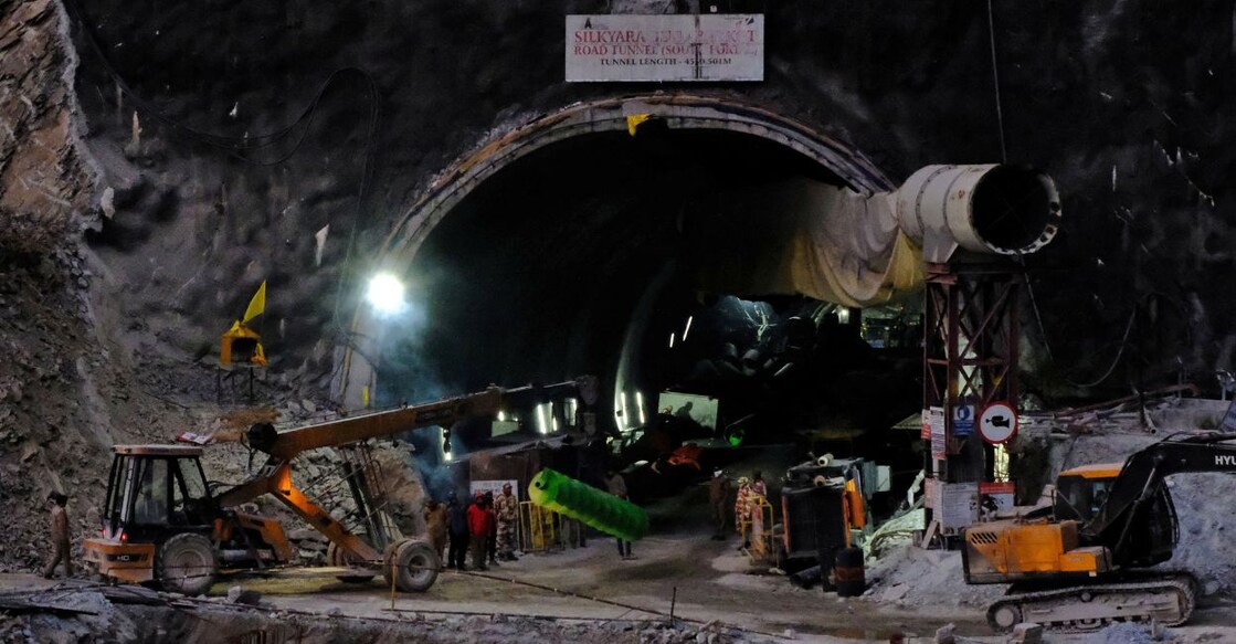 A crane carrying an auger enters a tunnel where workers have been trapped for ten days after the tunnel collapsed in Uttarkashi, in the northern state of Uttarakhand, India, November 22, 2023. Photo: Reuters/Shankar Prasad Nautiyal
