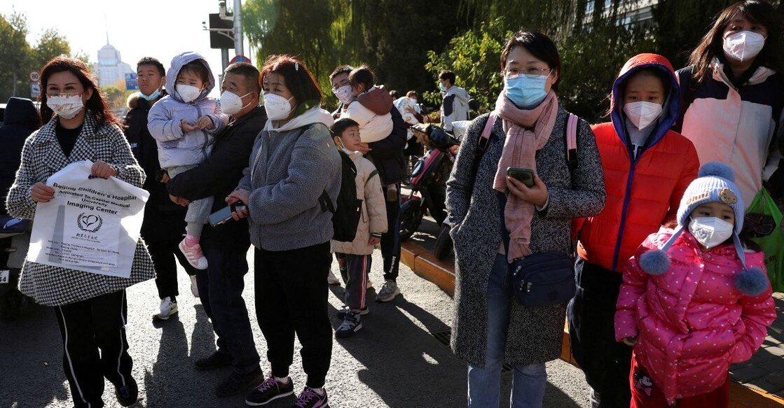 People wait for their rides outside a children's hospital in Beijing, China November 24, 2023. Photo: Reuters/Florence Lo