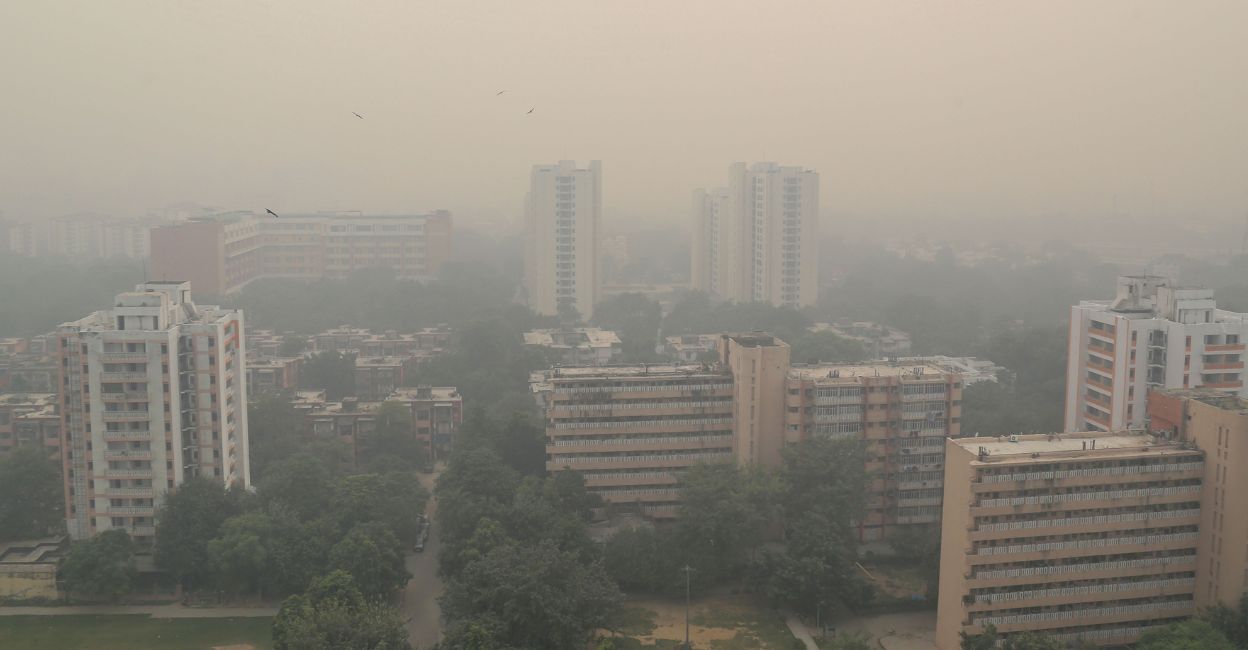 Untitled design - 1 Smoky haze blankets the capital city of New Dellhi on Thursday. Amid a surge in farm fires and unfavourable weather conditions, scientists have warned of a spike in the pollution levels in the Delhi-NCR region in the next two weeks. Photo: PTI