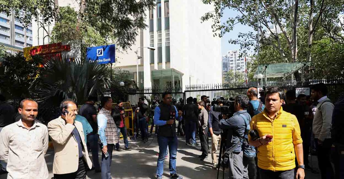 Members of media and people stand outside a building having BBC offices, where income tax officials are conducting a search, in New Delhi, India, February 14, 2023. Photo: REUTERS/Anushree Fadnavis