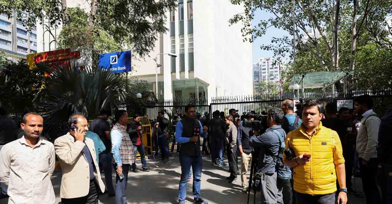 Members of media and people stand outside a building having BBC offices, where income tax officials are conducting a search, in New Delhi, India, February 14, 2023. Photo: REUTERS/Anushree Fadnavis