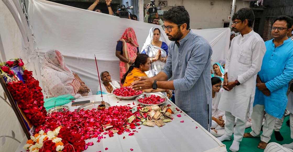 Congress leader Jignesh Mevani pays tribute to Darshan Solanki: PTI Photo