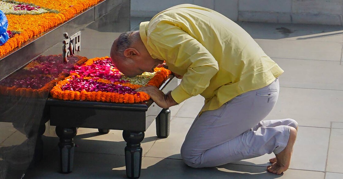 Delhi Deputy CM Manish Sisodia pays homage to Mahatma Gandhi at Rajghat ahead of his questioning by CBI in the liquor policy case, in New Delhi, Sunday, Feb. 26, 2023.  Photo: PTI