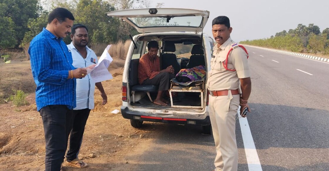 The police officials, after ascertaining what had happened, arranged for an ambulance that took Pangi and his wife's body to his village. Photo: Twitter/ @APPOLICE100