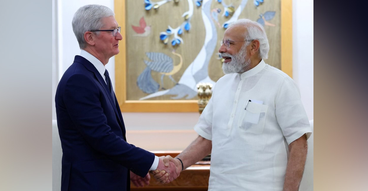 Apple Inc CEO Tim Cook meeting Indian PM Narendra Modi. Photo: Twitter/@tim_cook