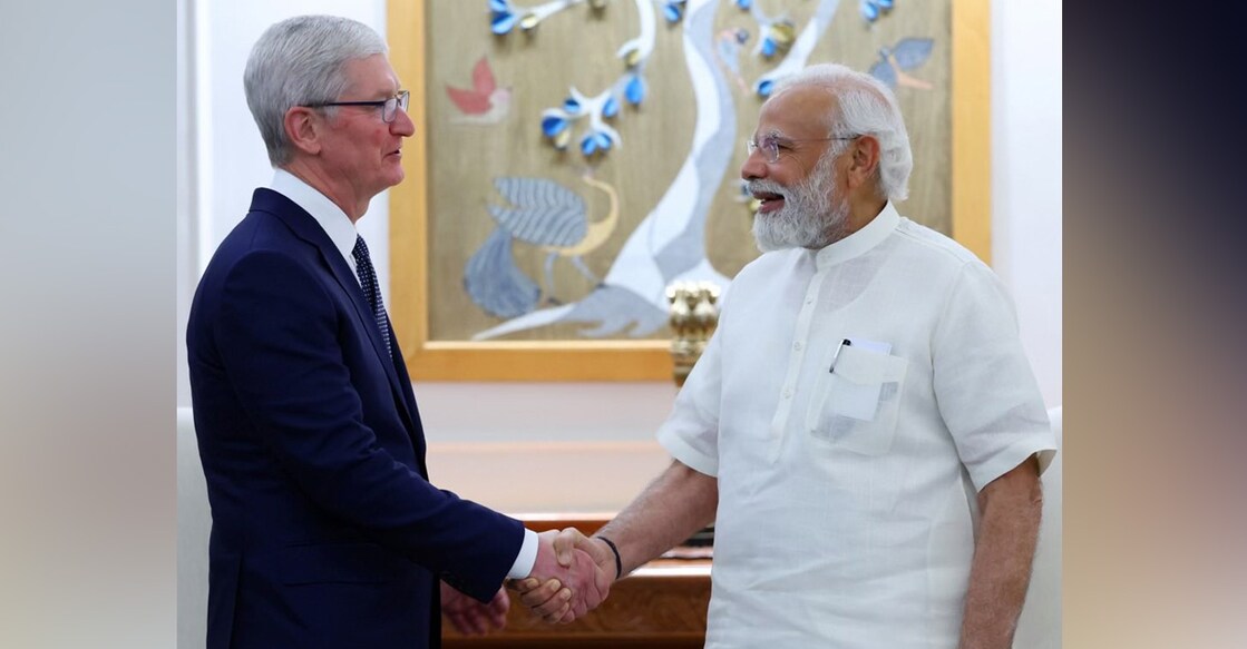 tim-cook-pm-modi Apple Inc CEO Tim Cook meeting Indian PM Narendra Modi. Photo: Twitter/@tim_cook