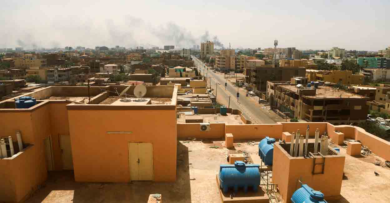 Smoke rises over buildings during clashes between the paramilitary Rapid Support Forces and the army in Khartoum, Sudan April 17, 2023. Photo: REUTERS/Stringer/File Photo