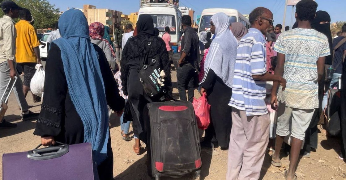 People gather at the station to flee from Khartoum during clashes between the paramilitary Rapid Support Forces and the army in Khartoum, Sudan . Photo: Reuters