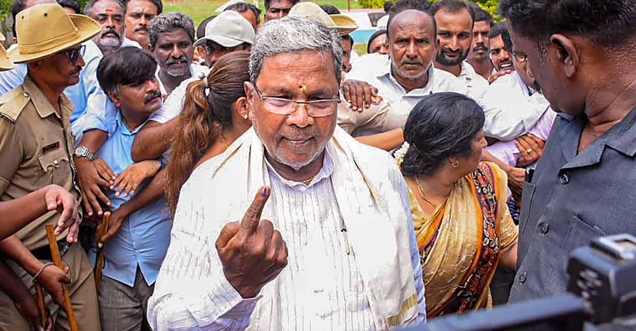 Karnataka dilemma: Siddaramaiah remains favourite for CM, DKS refuses to back off