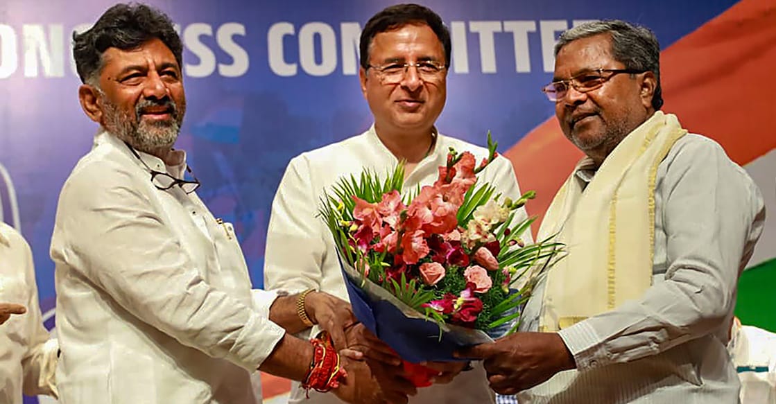 AICC in-charge of Karnataka, Randeep Singh Surjewala flanked by Siddaramaiah (right) and DK Shivakumar during the Congress Legislature Party (CLP) meeting in Bengaluru on Thursday. Photo: PTI