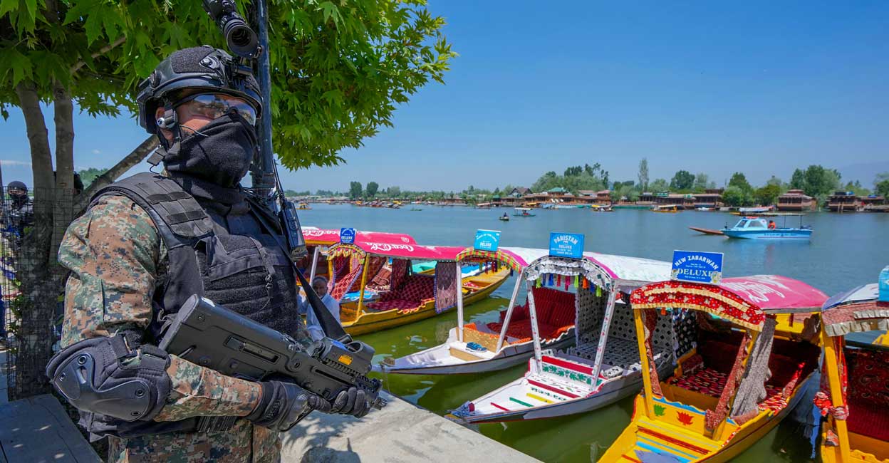 CRPF commandos take part in a mock drill ahead of the G20 meeting next week, at Dal Lake in Srinagar, Saturday, May 20, 2023. Photo: PTI