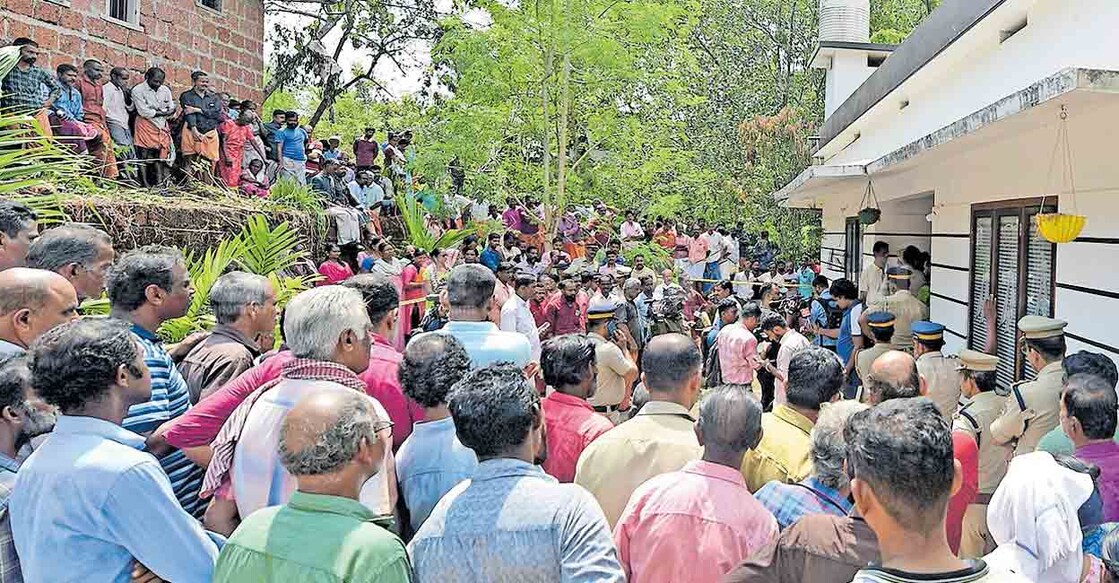ശ്രീജയും ഷാജിയും മൂന്നു മക്കളും മരിച്ച വിവരമറിഞ്ഞ് ചെറുപുഴ പാടിയോട്ടുചാലിലെ വീട്ടിലെത്തിയ ജനക്കൂട്ടം.  