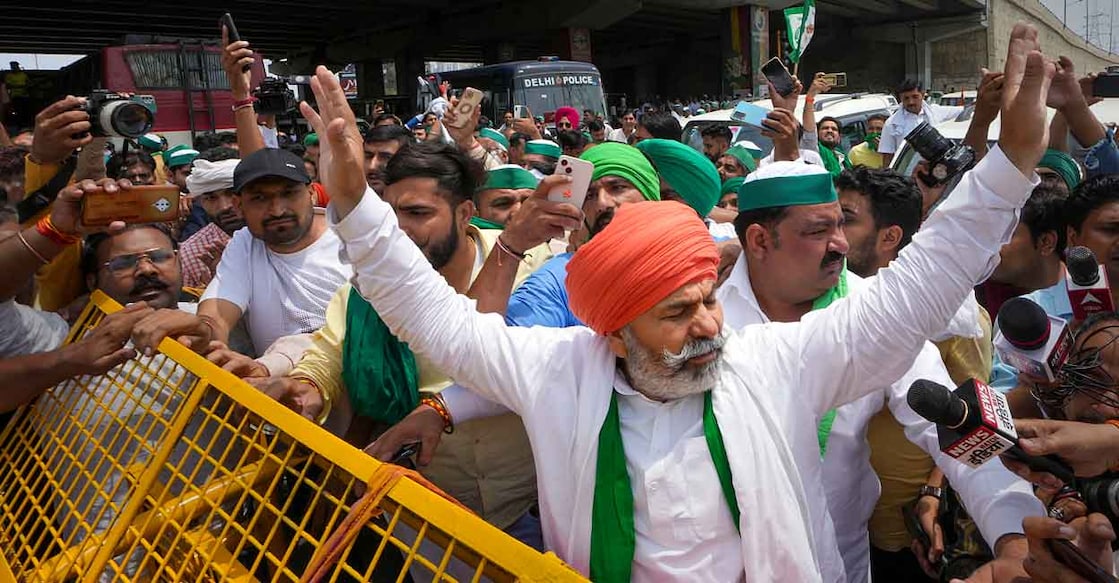 PTI05_28_2023_000083A Bharatiya Kisan Union (BKU) leader Rakesh Tikait with farmers attempts to cross a police barricade at the Ghazipur border to join wrestlers protesting against WFI chief Brij Bhushan Sharan Singh, in New Delhi, Sunday, May 28, 2023. Photo: PTI/Arun Sharma