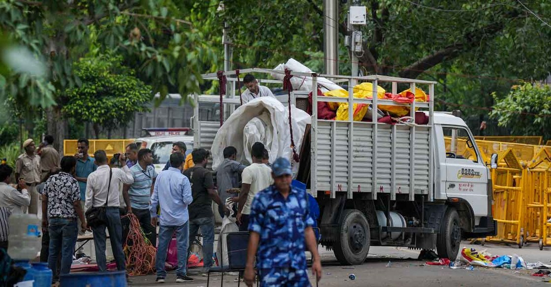 Authorities clear the site of the wrestlers protest at Jantar Mantar, in New Delhi, Sunday, May 28, 2023. Photo: PTI/Shahbaz Khan