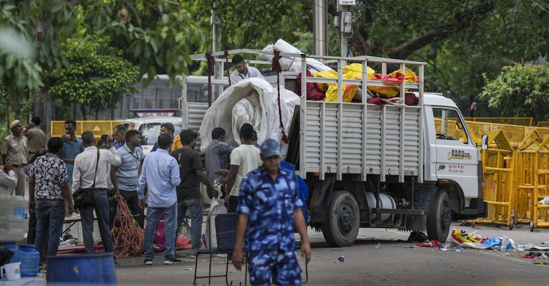  Authorities clear the site of the wrestlers protest at Jantar Mantar, in New Delhi. Photo: PTI