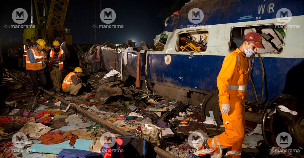 pukhrayan-train-2016-main National disaster response force searching victims after 14 coaches of an overnight passenger train rolled off the track near Pukhrayan village Kanpur Dehat district, Uttar Pradesh on 20 November, 2016. Photo: AP/Rajesh Kumar Singh from Manorama Archive
