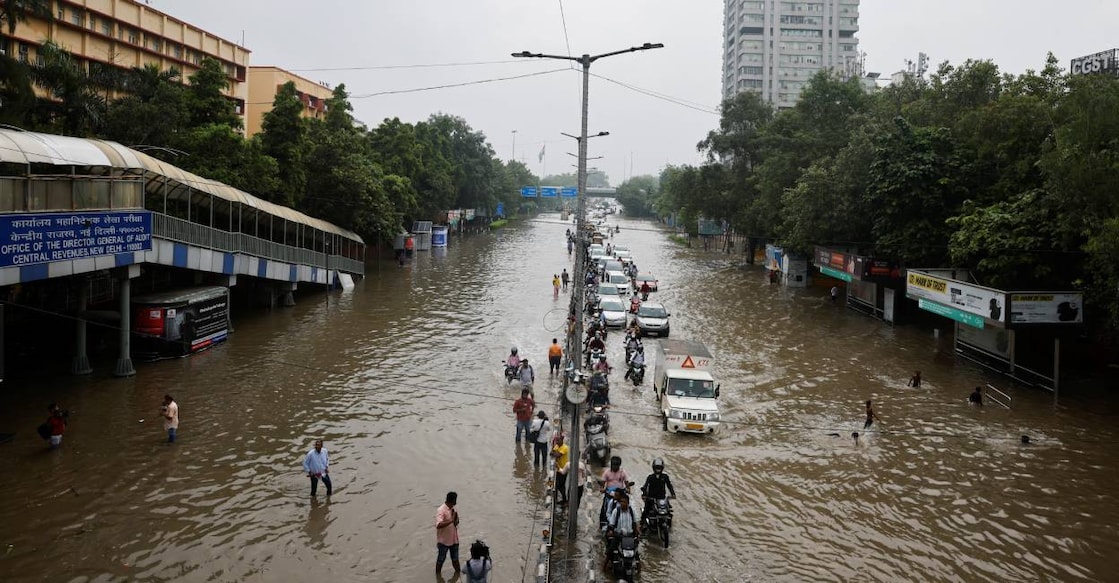 Traffic moves through a flooded road at the ITO area, after a rise in the waters of river Yamuna due to heavy monsoon rains, in New Delhi. Photo: Reuters