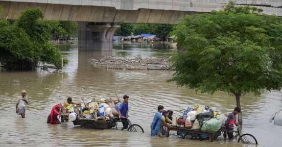 Neither Flood Alert Nor Relief Aid Recieved On Time, Slum Dwellers Slam 