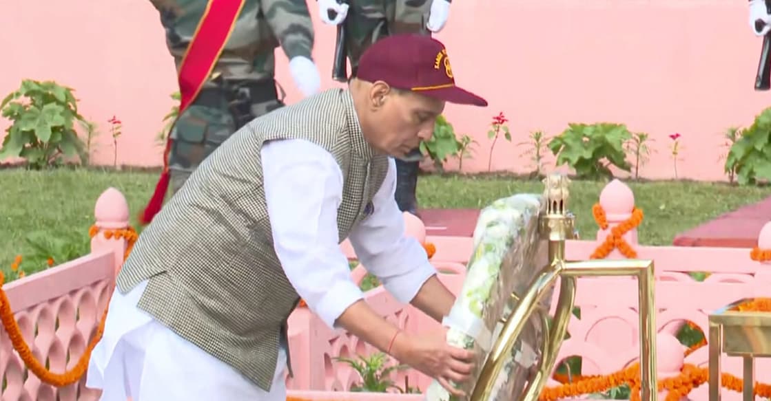 Union Defence Minister Rajnath Singh lays a wreath to pay homage to Kargil War martyrs on the occasion of Kargil Vijay Diwas, at Ladakh. Photo: PTI