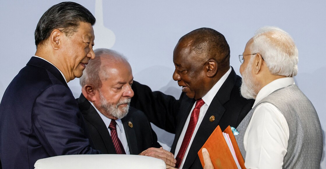 Xi Jinping, Luiz Inacio Lula da Silva, Cyril Ramaphosa and  Narendra Modi gesture during the 2023 BRICS summit at the Sandton Convention Centre in Johannesburg on August 24, 2023. Photo: Marco Longari/ AFP