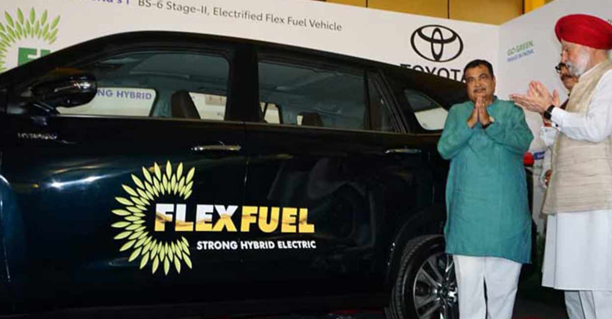 Union Minister Nitin Gadkari launched the world’s first prototype of the BS-6 Stage II ‘Electrified Flex Fuel Vehicle’. Photo: Twitter / @nitin_gadkari