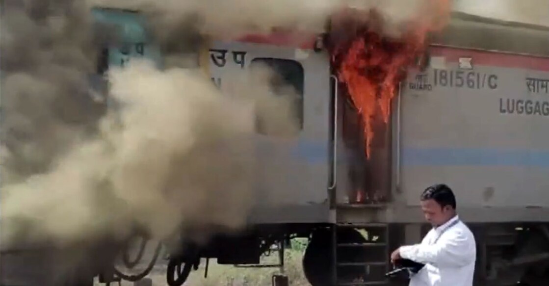 Fire on the Shri Ganganagar Humsafar Express. Photo: Screengrab/@ANI