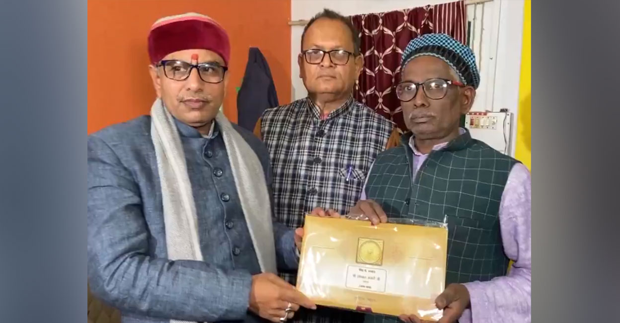 Iqbal Ansari (right) receives the invite to the consecration ceremony of the Ram Temple in Ayodhya. Photo: Screengrab/ANI