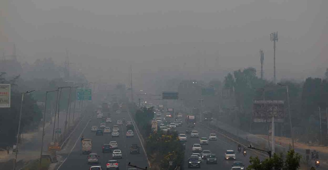 Vehicles ride past on an expressway on a smoggy morning in New Delhi, India, October 31, 2024. Photo: REUTERS/Anushree Fadnavis