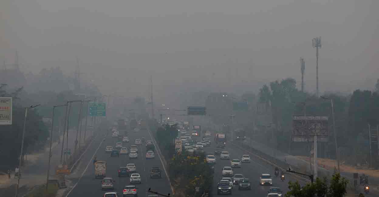 Vehicles ride past on an expressway on a smoggy morning in New Delhi, India, October 31, 2024. Photo: REUTERS/Anushree Fadnavis