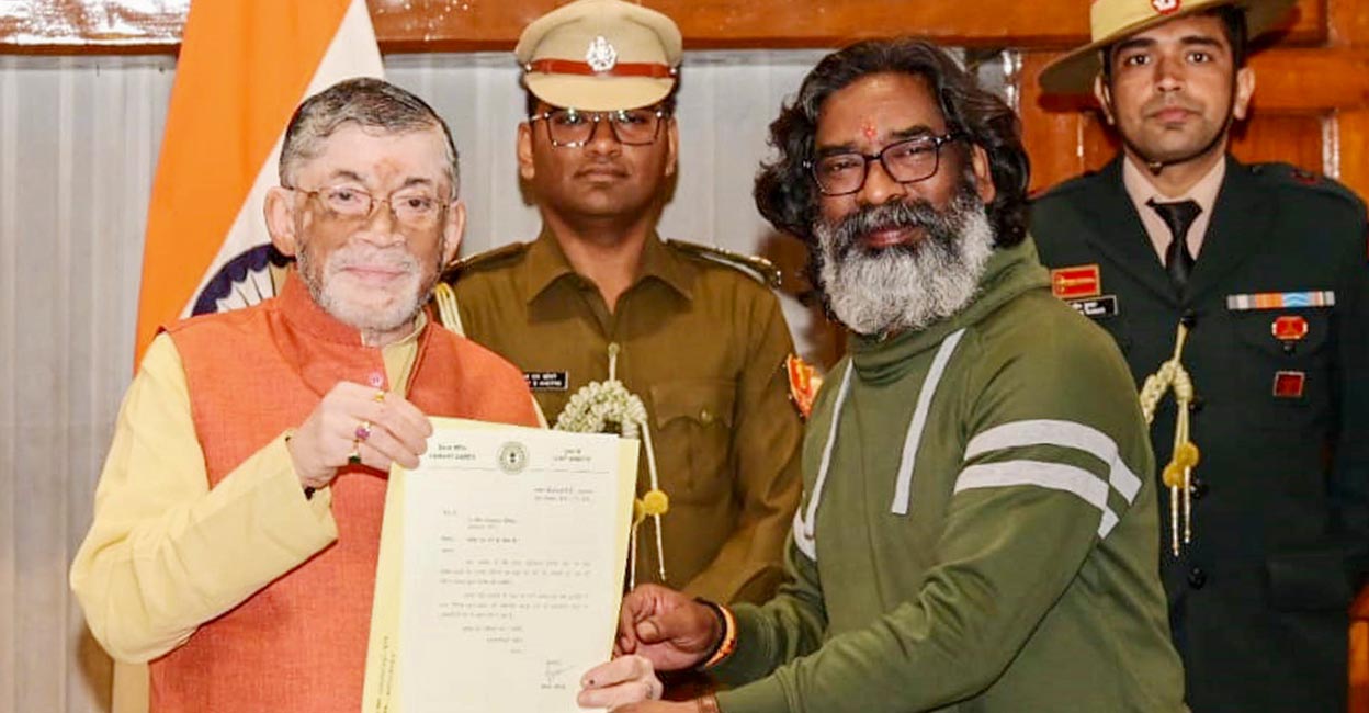 hemant soren Jharkhand Chief Minister Hemant Soren handsover his resignation to Governor Santosh Gangwar as he stakes claim to form the new government, at Raj Bhawan. Photo: PTI