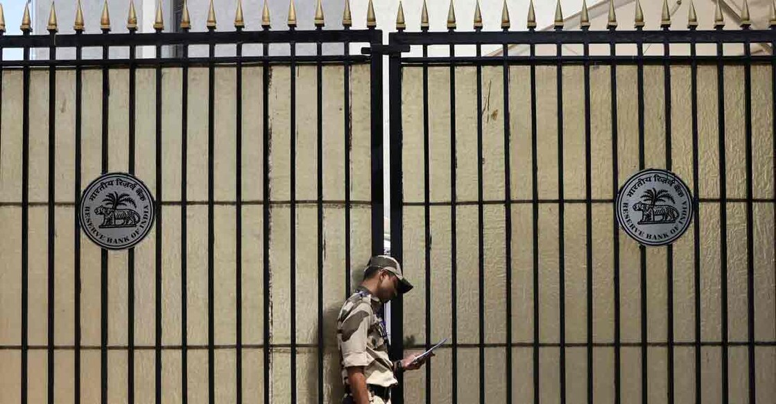 A guard stands outside the gate of the Reserve Bank of India (RBI) headquarters in Mumbai, India, April 6, 2023. File Photo: REUTERS/Francis Mascarenhas