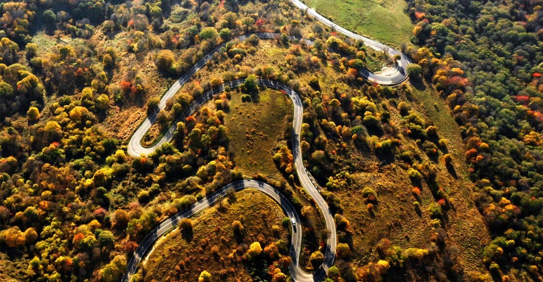 An aerial picture taken on October 23, 2019, shows cars moving along a road at Gombori mountain pass, 1600 meters above sea level, at the road between Tbilisi, the capital of Georgia, and Telavi. Photo: AFP.