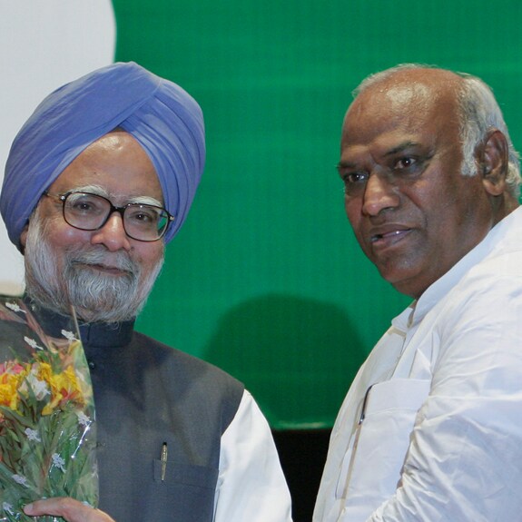 Mallikarjun Kharge (right) with Dr Manmohan Singh. File photo: AP