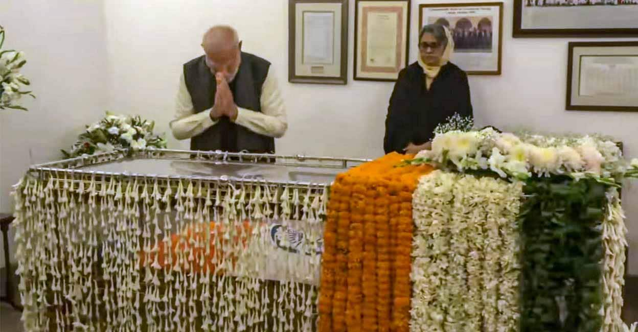 PM Modi, BJP leaders visit Manmohan Singh's residence to pay homage | News from India