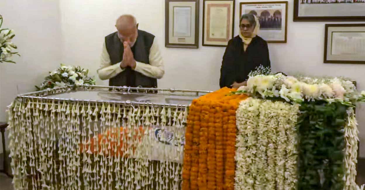 Prime Minister Narendra Modi pays his last respects to former prime minister Manmohan Singh at the latter's residence. Photo: PTI