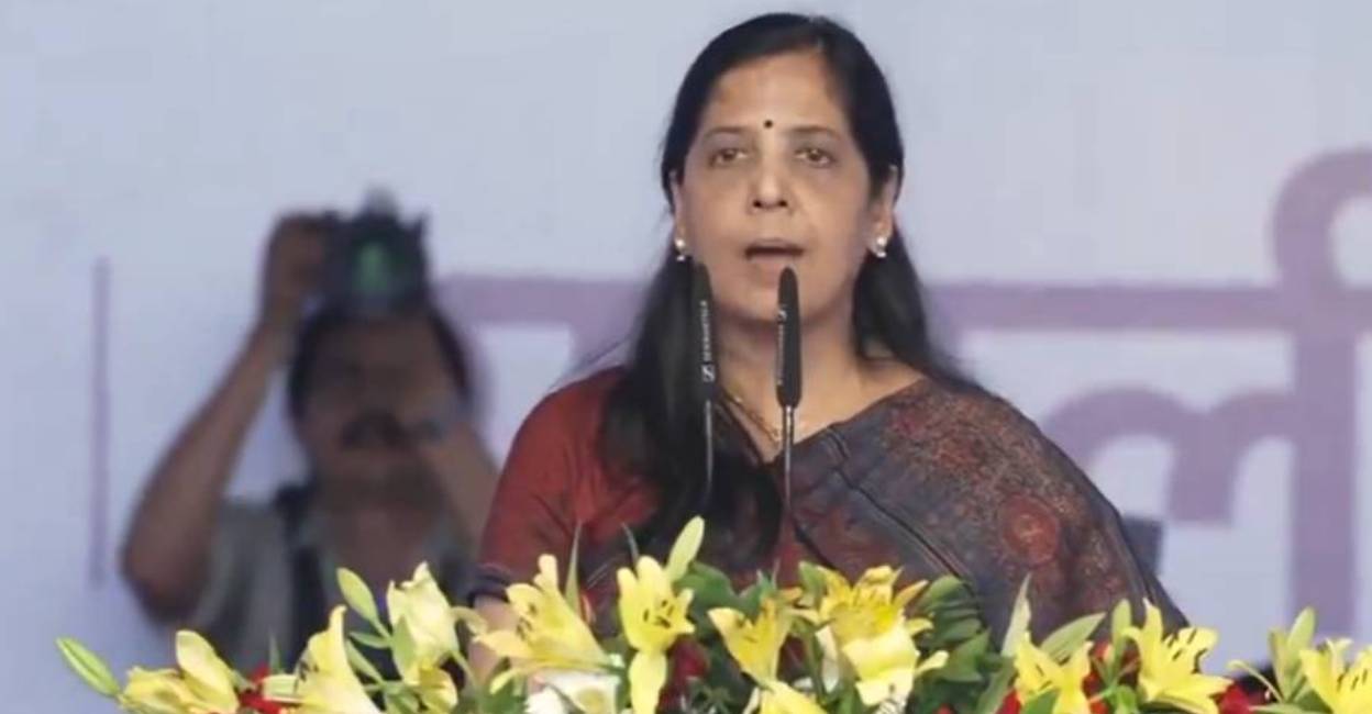 Sunita Kejriwal addresses INDIA bloc rally in Delhi. Photo: Screengrab from video