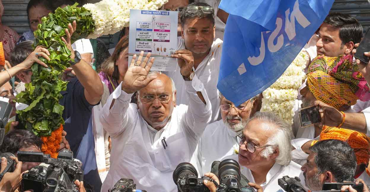 New Delhi: Congress President Mallikarjun Kharge with party leader Jairam Ramesh and others during the launch of the party's ‘Ghar Ghar Guarantee Abhiyan’ ahead of Lok Sabha elections, in New Delhi, Wednesday, April 3, 2024. (PTI Photo/Kamal Singh)(PTI04_03_2024_000098A)