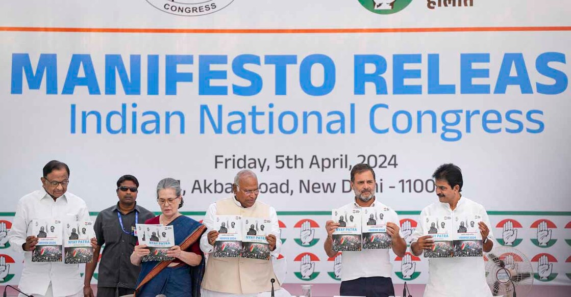 PTI04_05_2024_000037A New Delhi: Congress President Mallikarkun Kharge with senior party leaders Sonia Gandhi, Rahul Gandhi, KC Venugopal and P. Chidambaram releases the party's manifesto ahead of Lok Sabha elections, in New Delhi, Friday, April 5, 2024. (PTI Photo/Ravi Choudhary)
(PTI04_05_2024_000037A)
