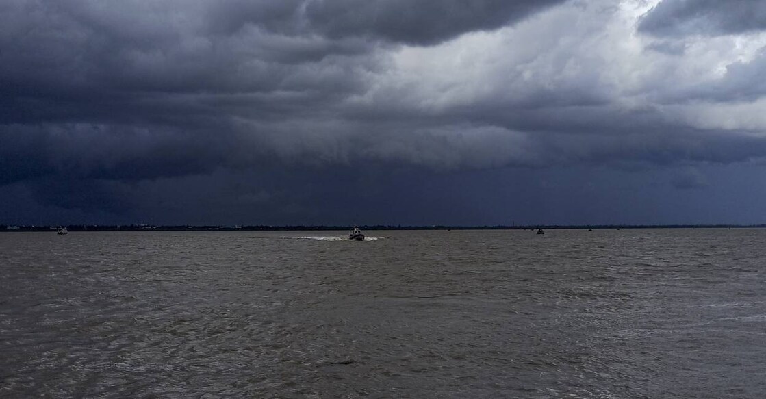cyclone-remal-alert Clouds hover over 'Muri Ganga' River ahead of the landfall of cyclone 'Remal', in South 24 Parganas district of West Bengal. Photo: PTI