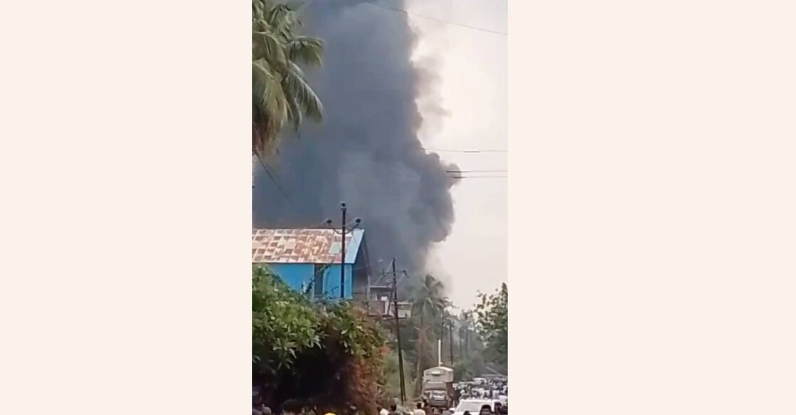 Maharashtra-fire-ls The Indo Amines Ltd is situated barely 300 metres away from the site of the disaster that struck Amudan Chemicals Pvt Ltd with multiple explosions-cum-blaze on May 23, claiming over a dozen lives and more than 60 injured. Photo: IANS.