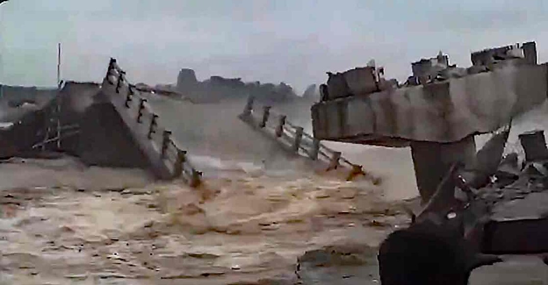 Bridge over the Bakra river collapsed in Pararia village of Bihar's Araria district. Photo: Screegrab/X